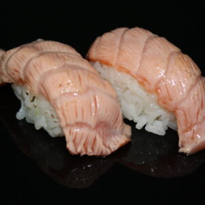Flamed nigiri salmon (2 pieces)