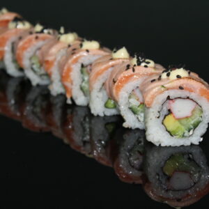 Flamed salmon roll