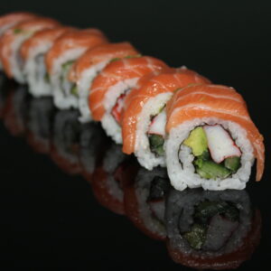 Salmon Avocado Roll (8 pieces)